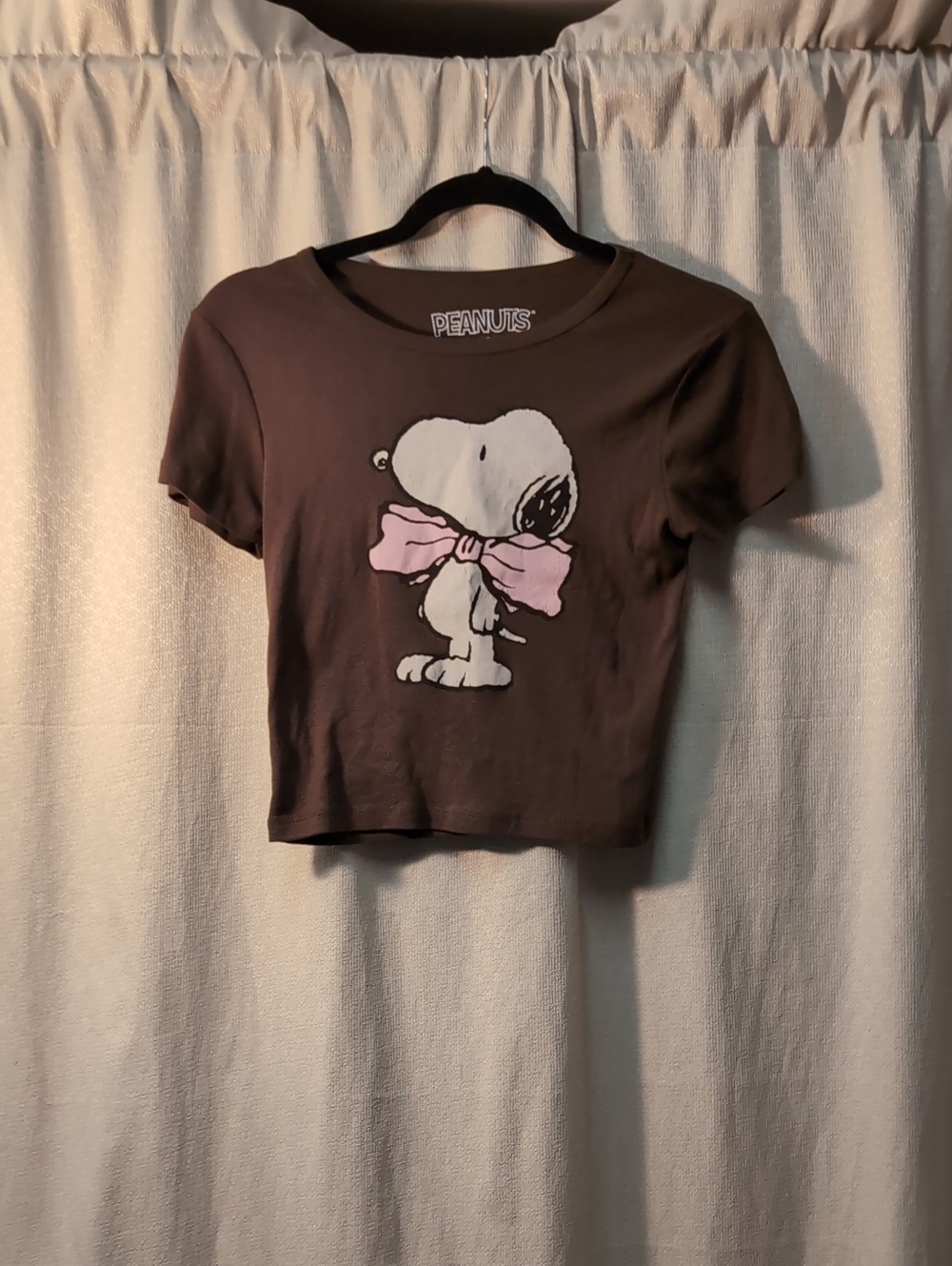 Juniors Peanuts | Snoopy With A Bow Crop T-Shirt